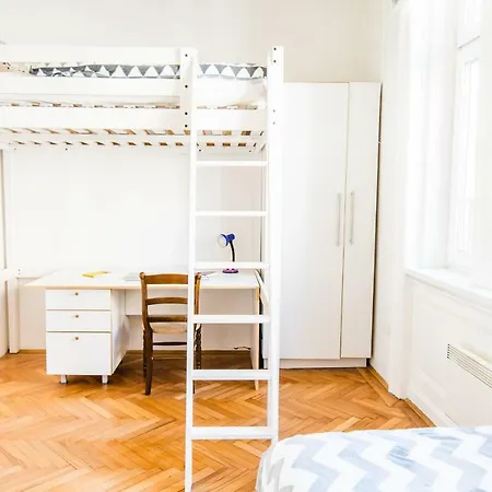 דירה Bright And Modern Duplex In The City Center!