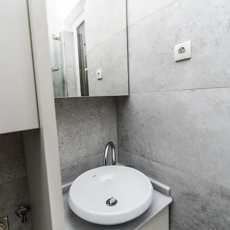 Bright And Modern Duplex In The City Center! *