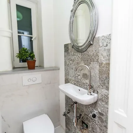 Bright And Modern Duplex In The City Center!