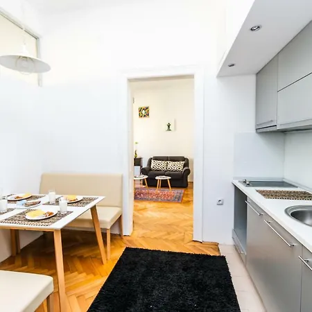 Bright And Modern Duplex In The City Center! דירה