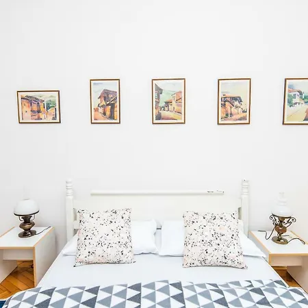 Bright And Modern Duplex In The City Center!